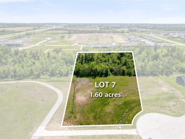 2909 Timber Creek Court, Hiawatha, IA 52233