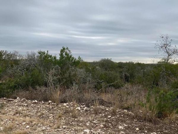 504 LEGEND HILLS RD, Uvalde, TX 78801
