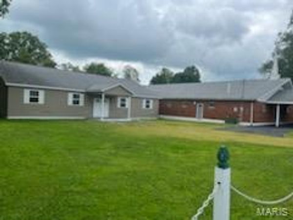 109 College Street, Alhambra, IL 62001