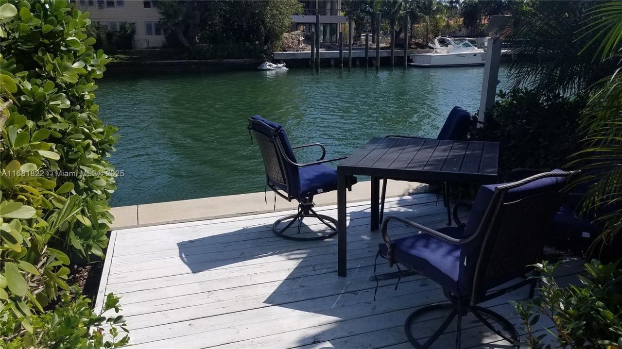 3921 N Meridian Ave, Miami Beach, FL 33140 Photo