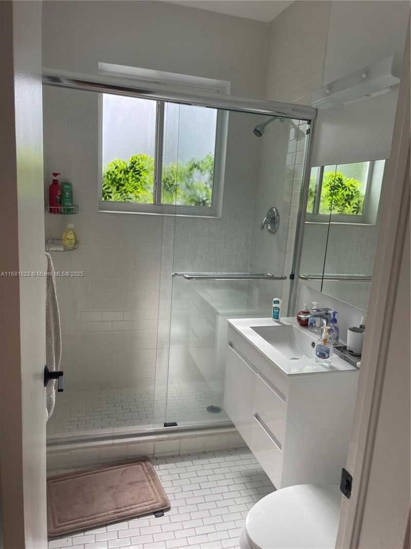 3921 N Meridian Ave, Miami Beach, FL 33140 Photo