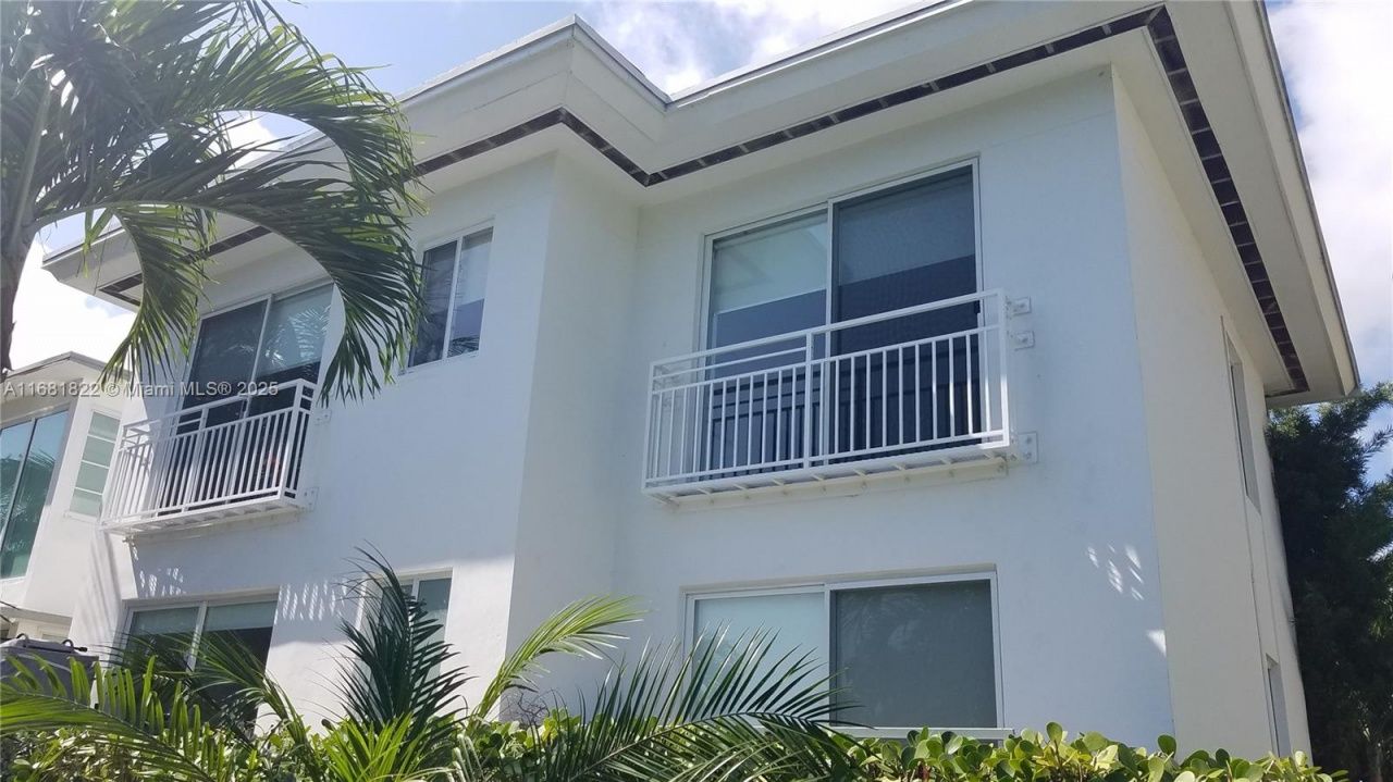 3921 N Meridian Ave, Miami Beach, FL 33140 Photo