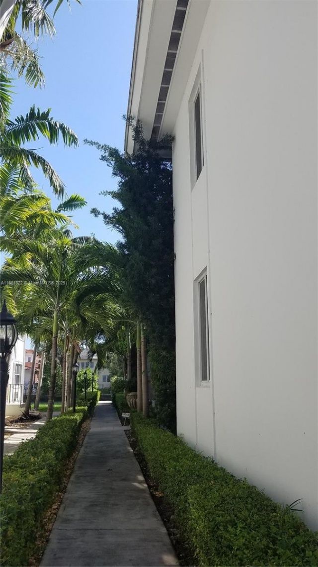 3921 N Meridian Ave, Miami Beach, FL 33140 Photo