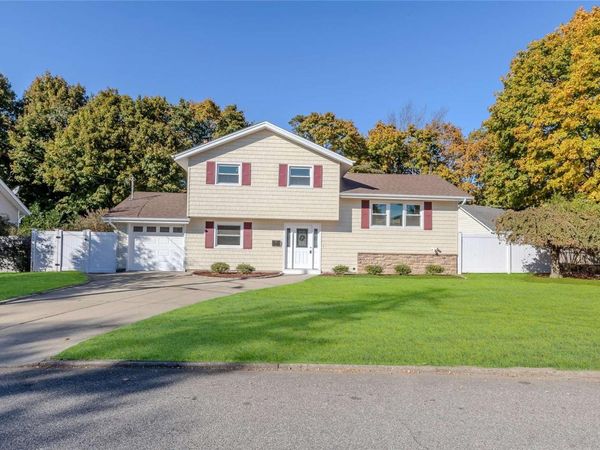 7 Radburn Lane, Port Jefferson Station, NY 11776