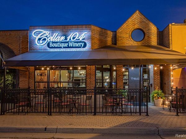 104 MACOMB, Mt. Clemens, MI 48043