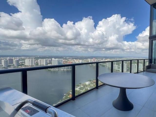 18555 Collins Ave, Unit 5203, Sunny Isles Beach, FL 33160 Photo