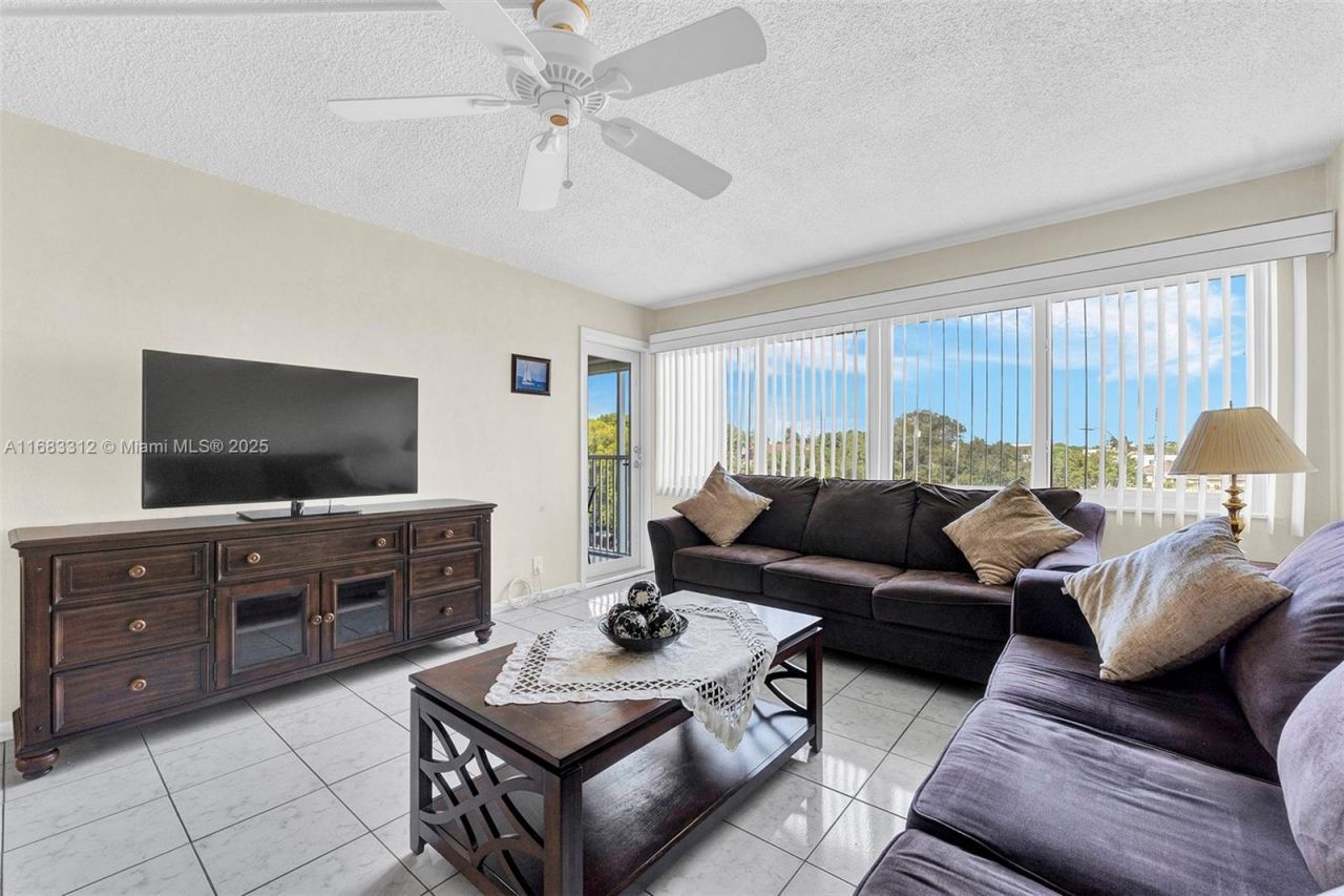 330 SE 2nd St, Unit 303F, Hallandale Beach, FL 33009 Photo