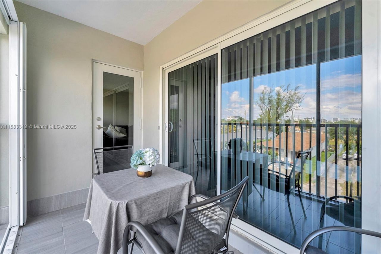330 SE 2nd St, Unit 303F, Hallandale Beach, FL 33009 Photo