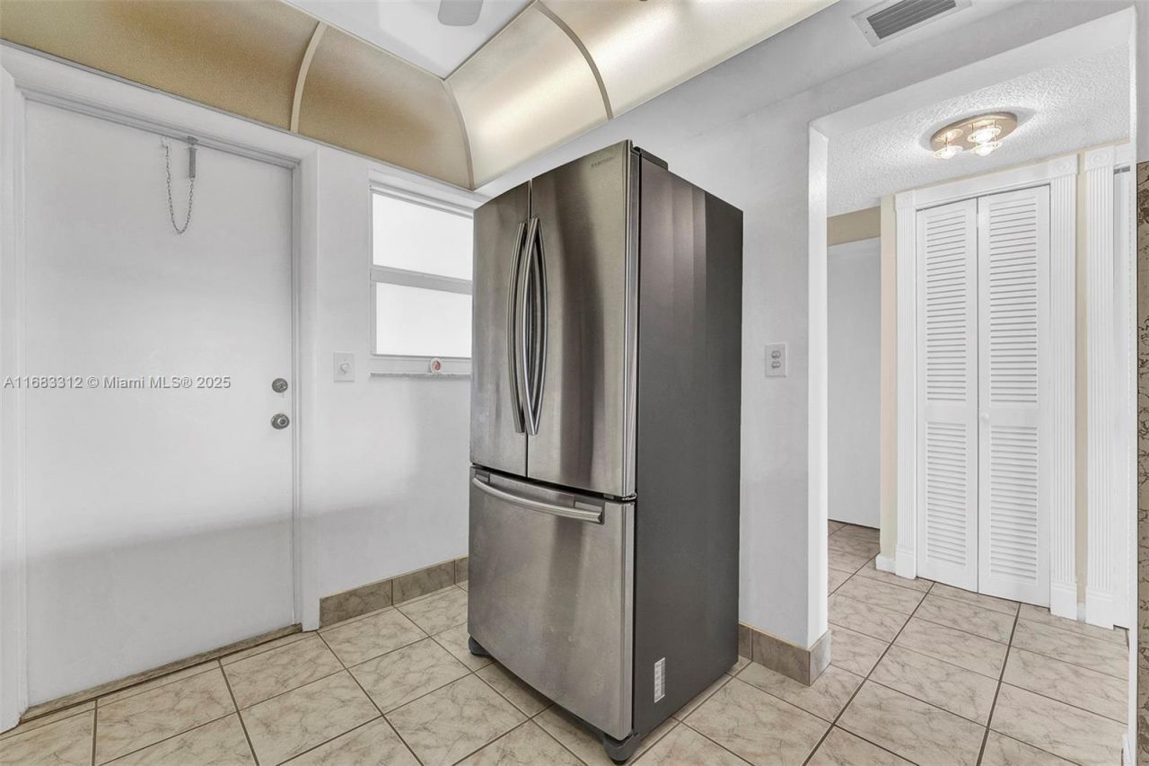 330 SE 2nd St, Unit 303F, Hallandale Beach, FL 33009 Photo