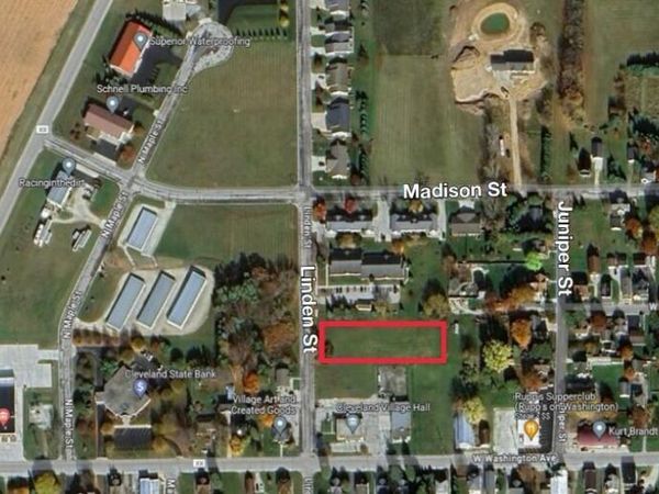 1039 N Linden St, Cleveland, WI 53015