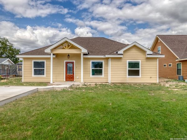144 W Brazos St, Uvalde, TX 78801