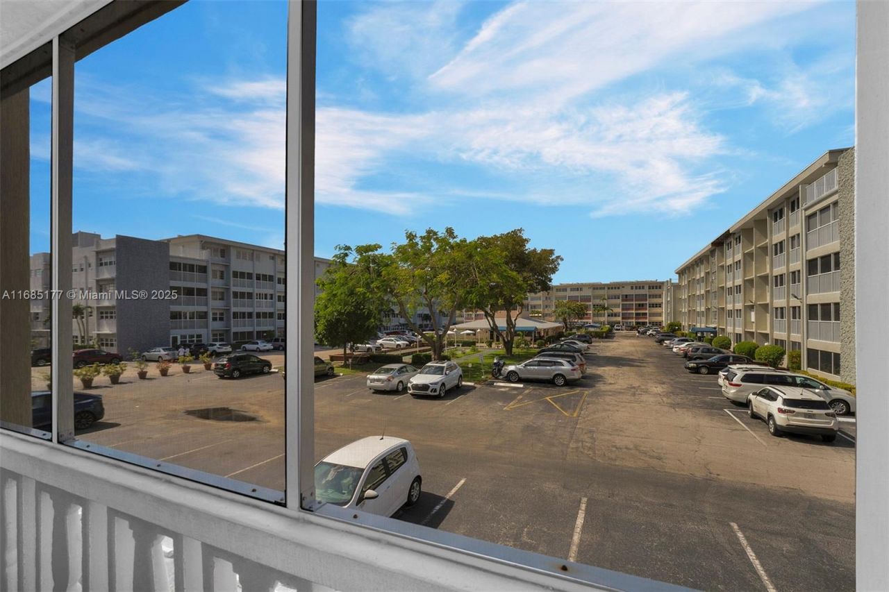 410 SE 2nd St, Unit 220, Hallandale Beach, FL 33009 Photo