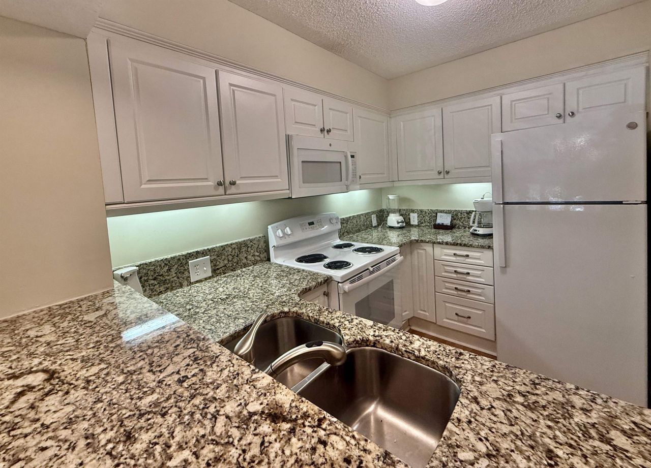 410 Melrose Pl. Photo 16