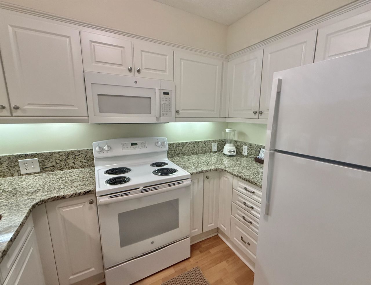 410 Melrose Pl. Photo 18