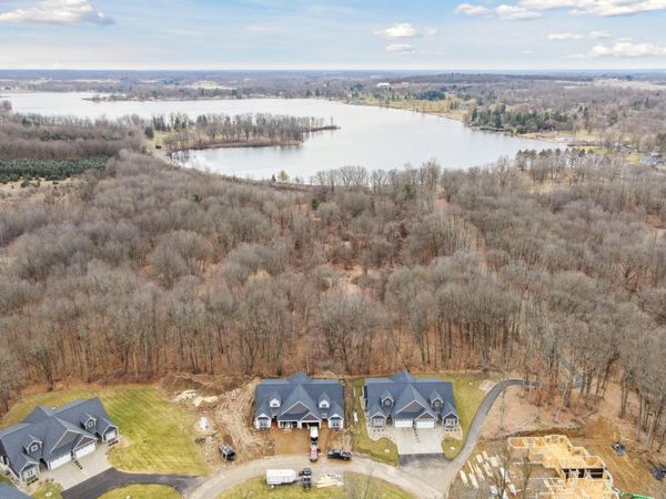 1140 Lochaven Circle, Unit 10B, Hillsdale, MI 49242