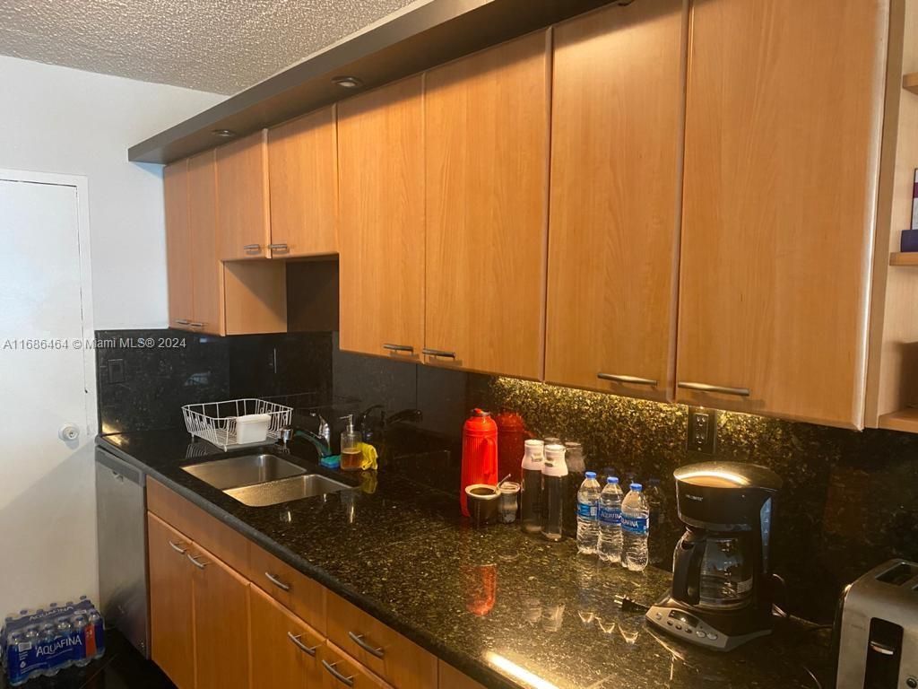 5401 Collins Ave, Unit 412, Miami Beach, FL 33140 Photo