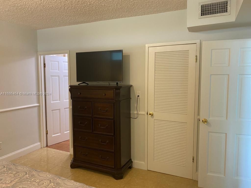 5401 Collins Ave, Unit 412, Miami Beach, FL 33140 Photo