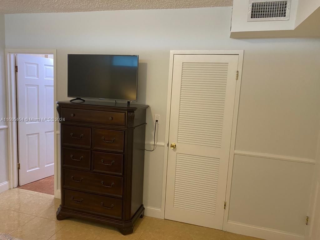 5401 Collins Ave, Unit 412, Miami Beach, FL 33140 Photo