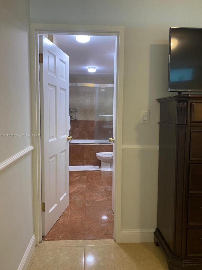 5401 Collins Ave, Unit 412, Miami Beach, FL 33140 Photo