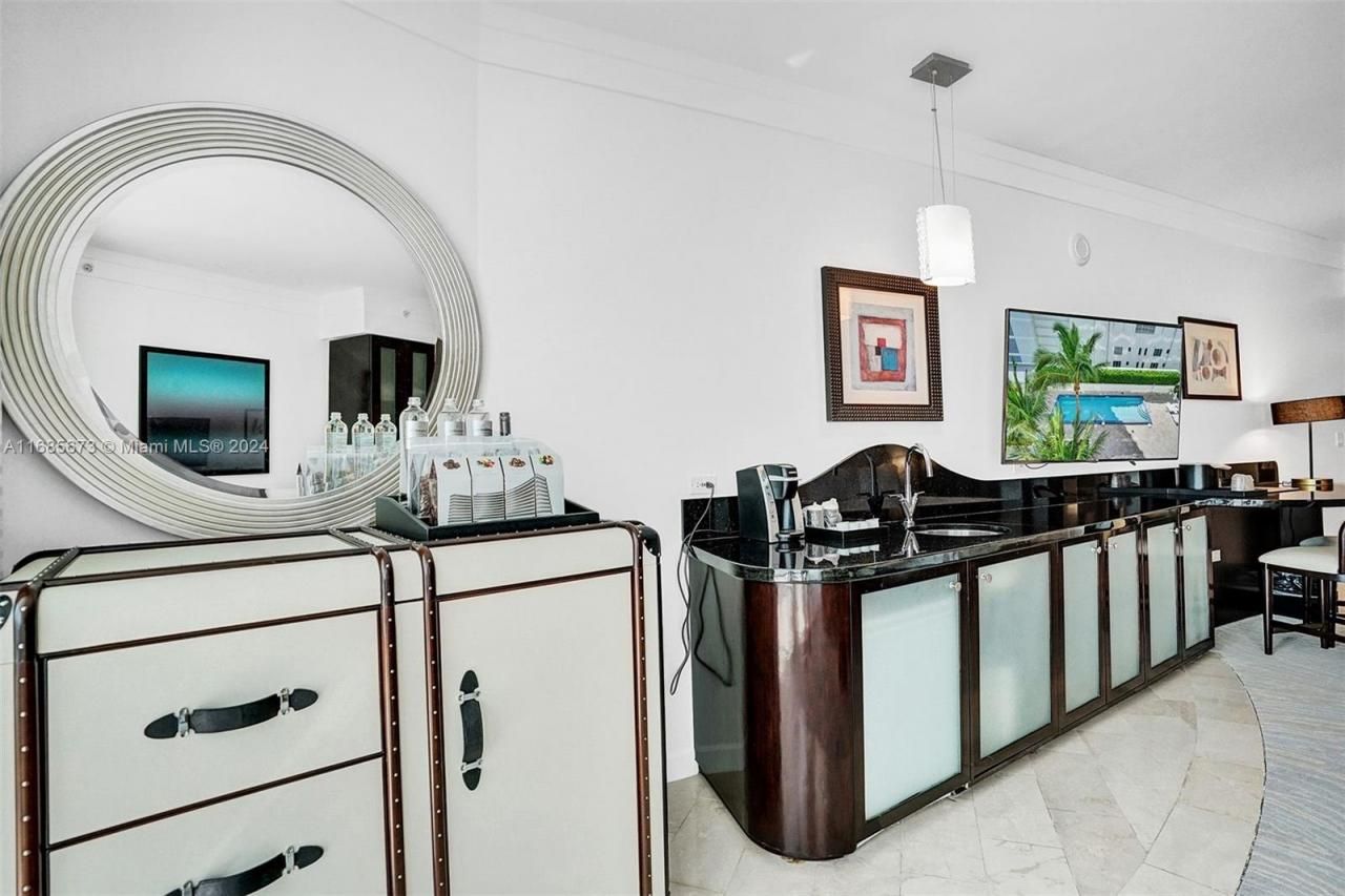4391 Collins Ave, Unit 915, Miami Beach, FL 33140 Photo