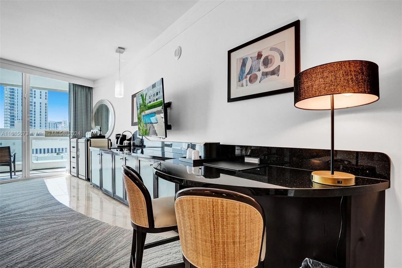 4391 Collins Ave, Unit 915, Miami Beach, FL 33140 Photo