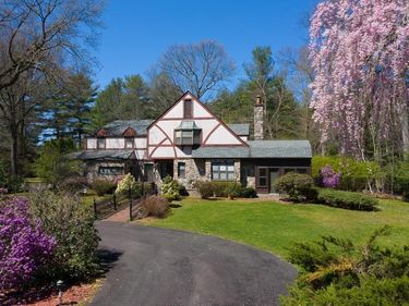 242 Eastwood Dr, Westfield, MA 01085