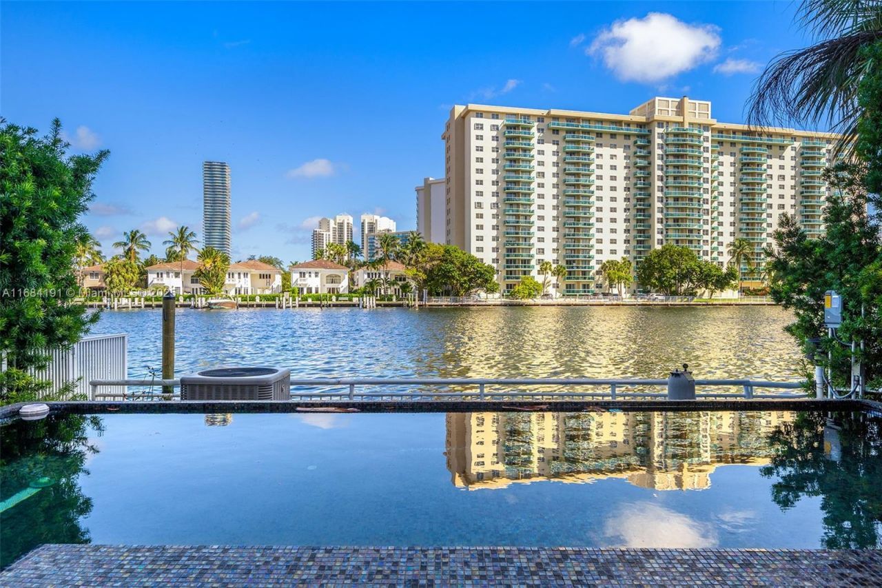 19555 NE 37th Ave, Aventura, FL 33180 Photo