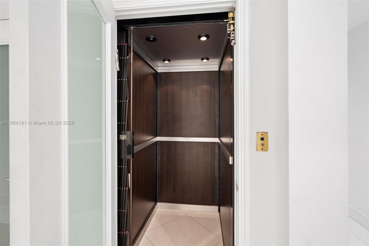 19555 NE 37th Ave, Aventura, FL 33180 Photo