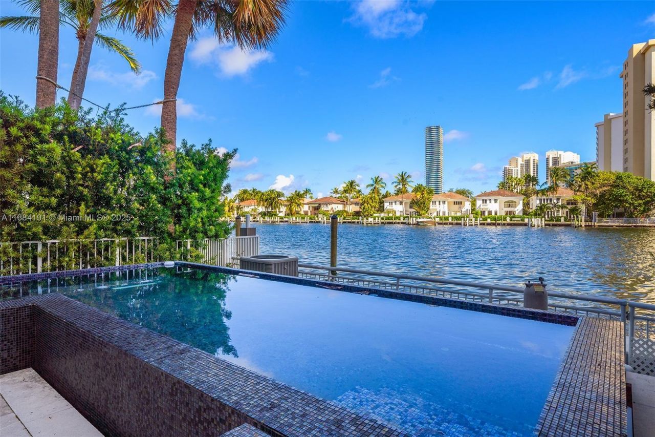 19555 NE 37th Ave, Aventura, FL 33180 Photo