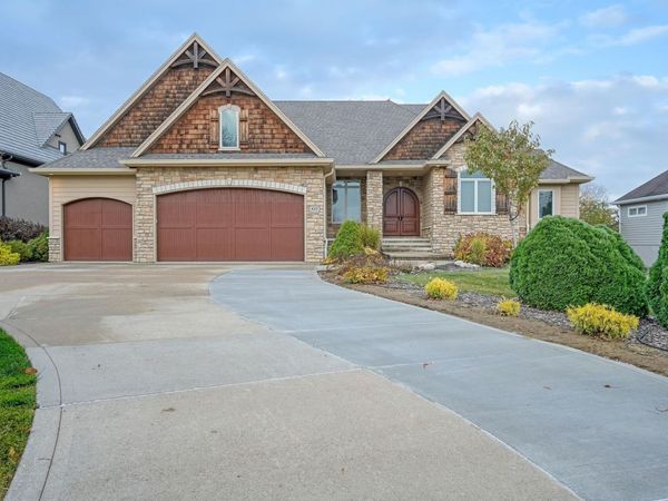 425 Bay Hill Circle, Dakota Dunes, SD 57049