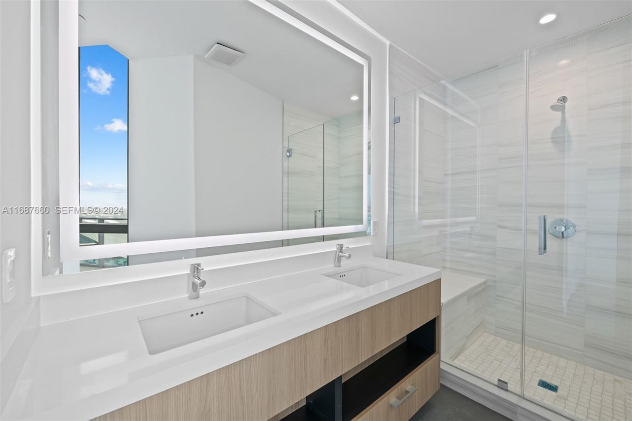 851 NE 1st Ave, Unit PH 5700, Miami, FL 33132 Photo
