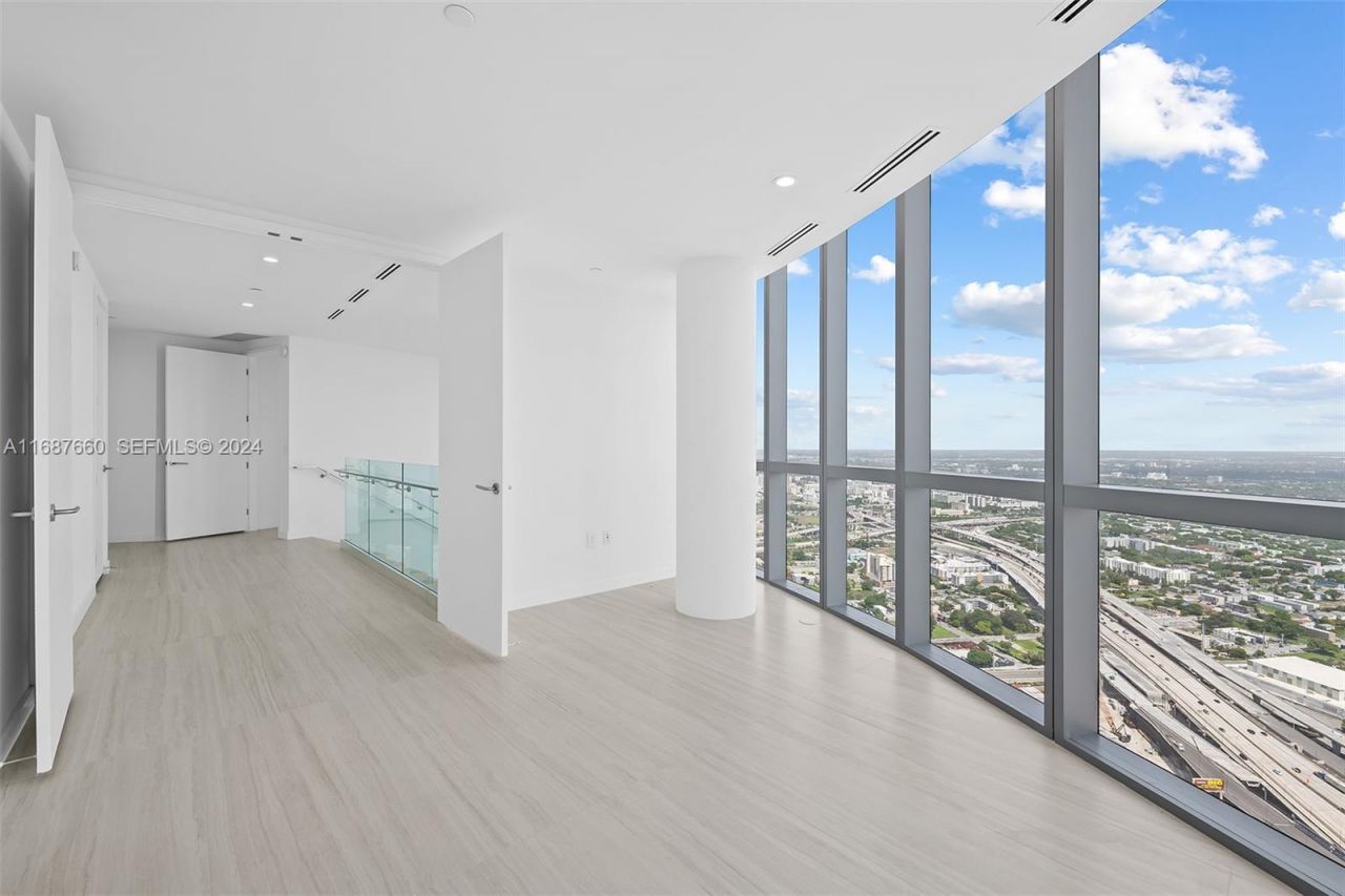 851 NE 1st Ave, Unit PH 5700, Miami, FL 33132 Photo