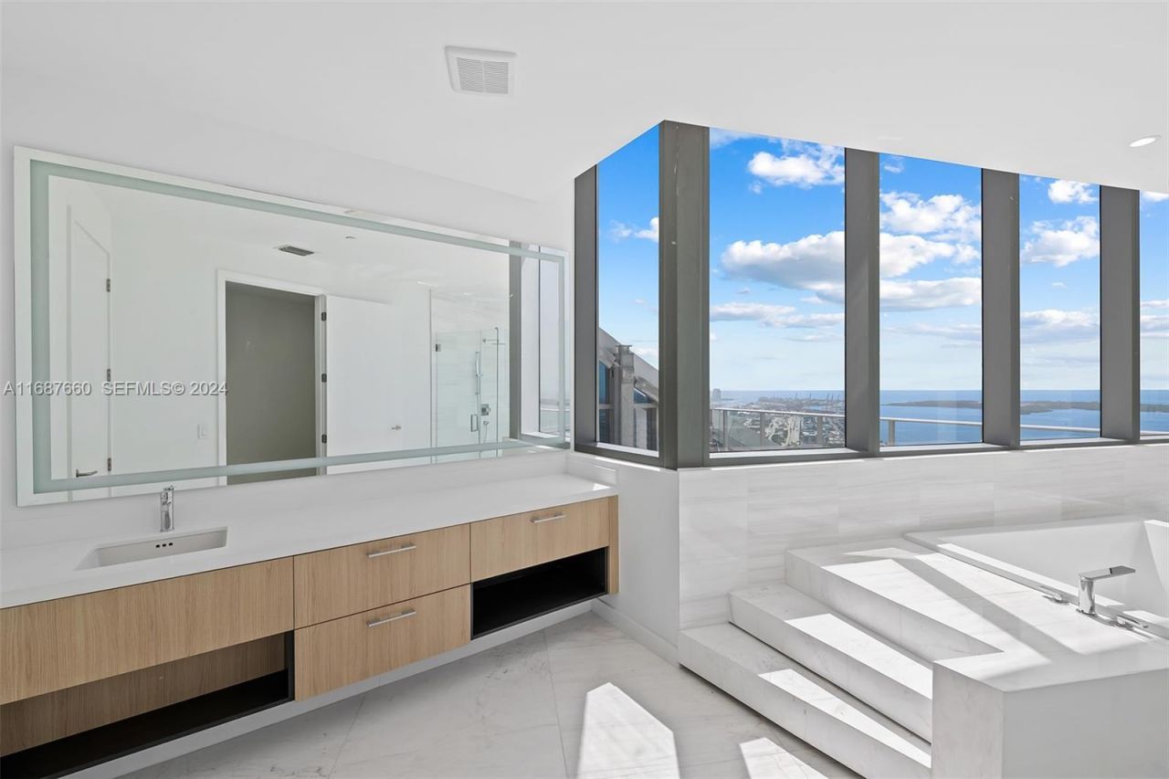 851 NE 1st Ave, Unit PH 5700, Miami, FL 33132 Photo