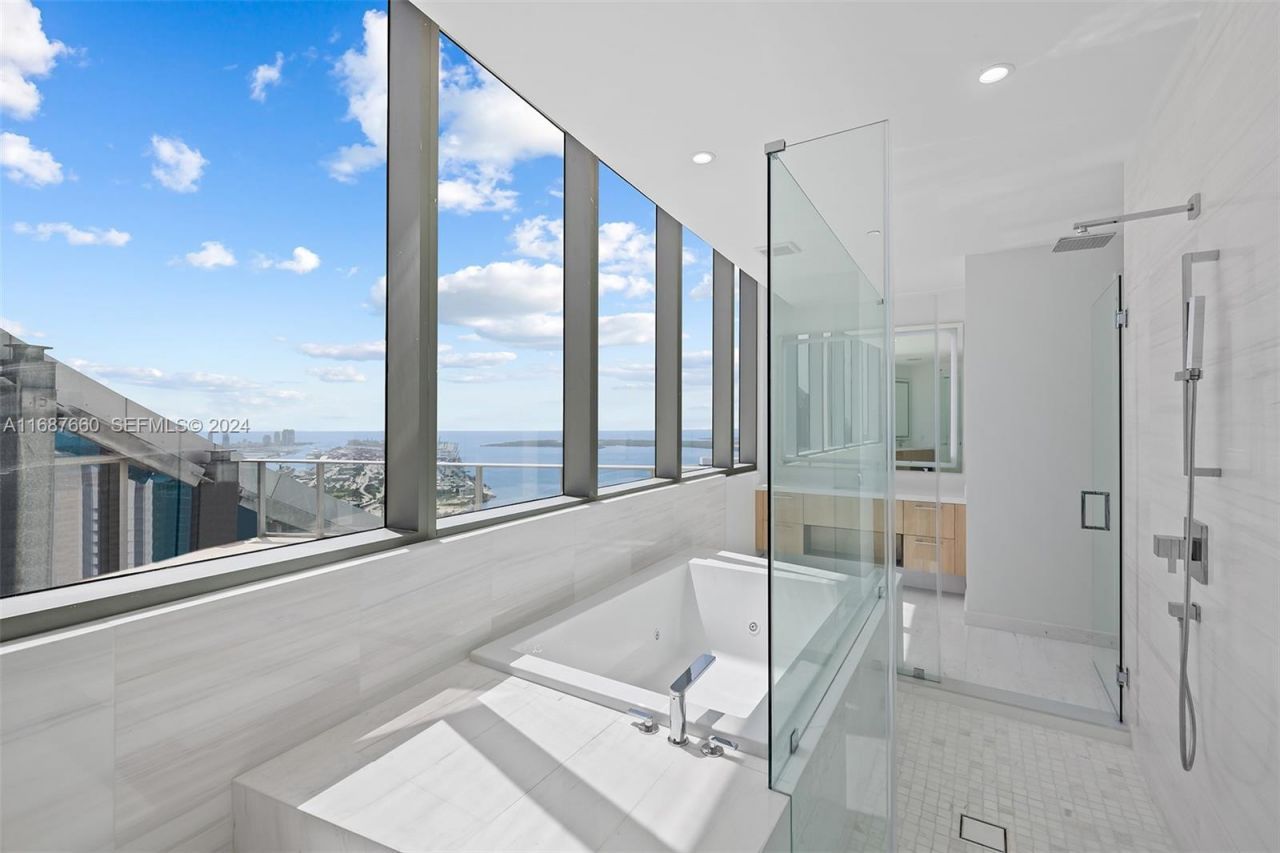 851 NE 1st Ave, Unit PH 5700, Miami, FL 33132 Photo