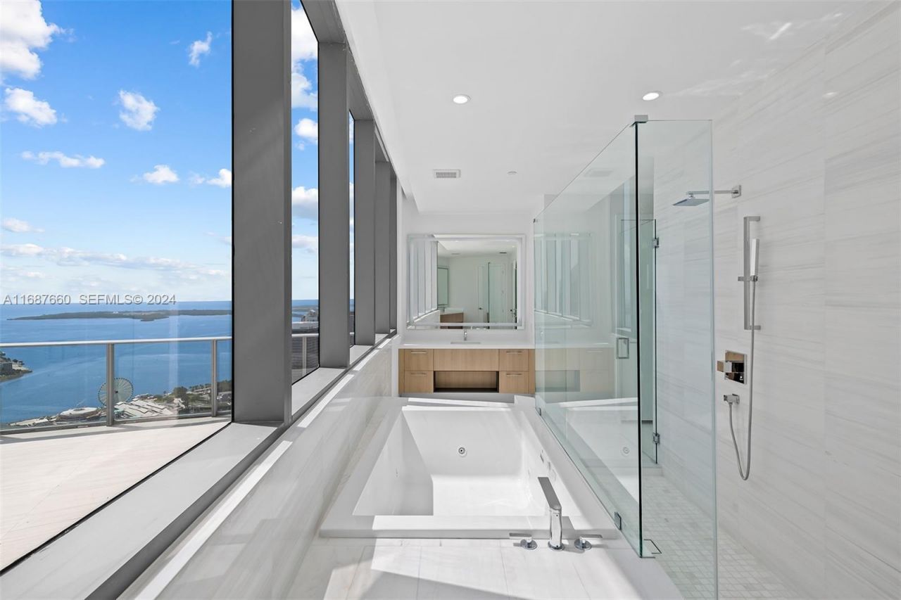 851 NE 1st Ave, Unit PH 5700, Miami, FL 33132 Photo