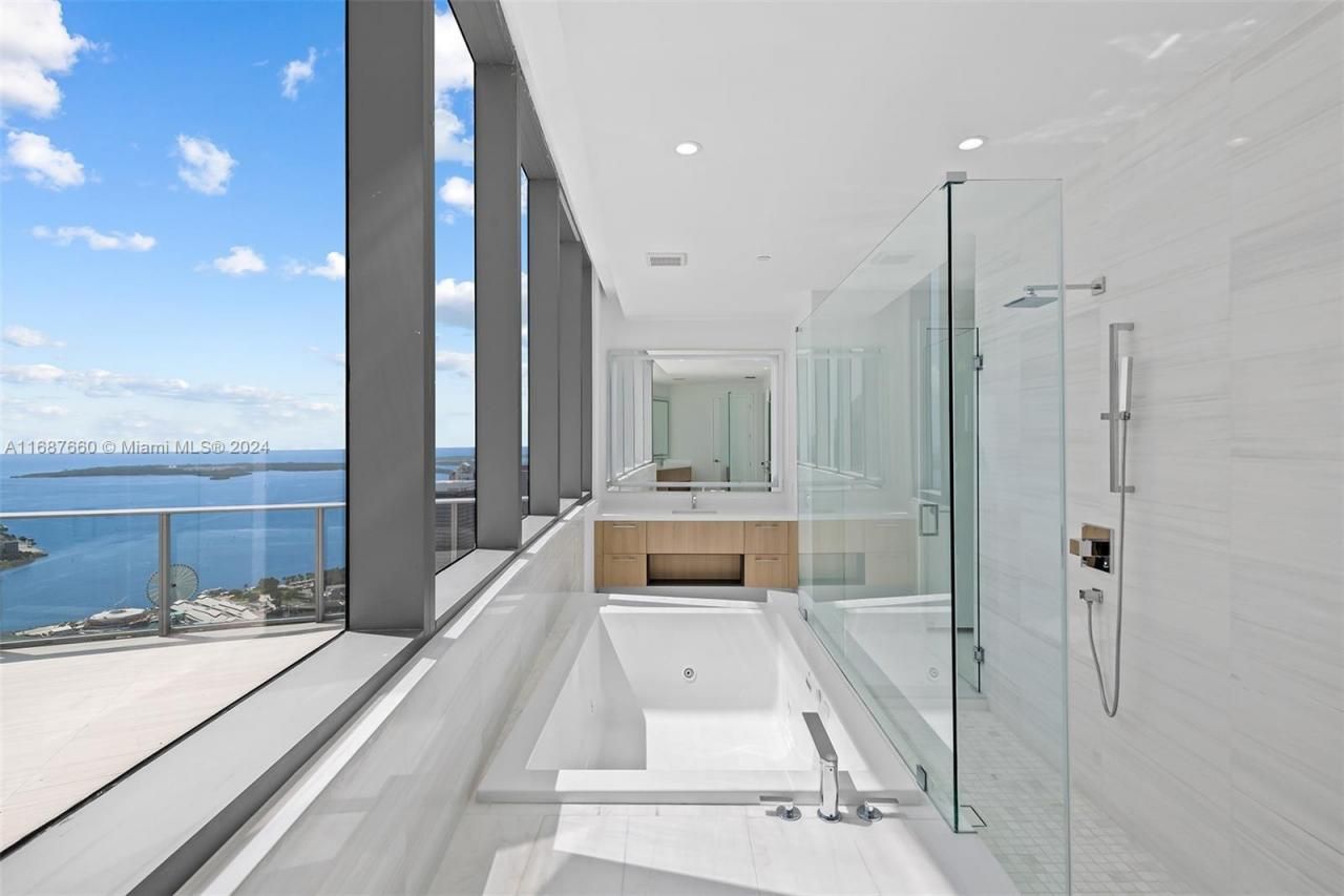 851 NE 1st Ave, Unit PH 5700, Miami, FL 33132 Photo