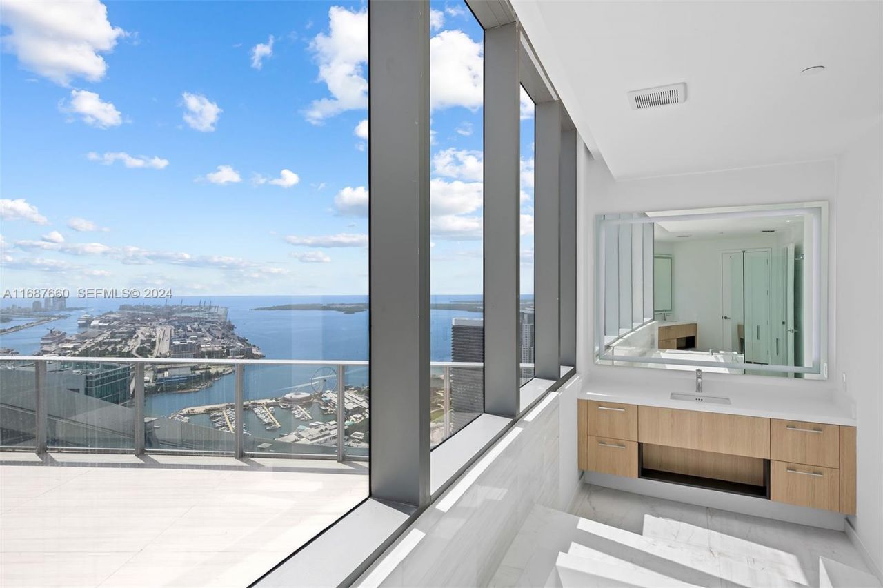 851 NE 1st Ave, Unit PH 5700, Miami, FL 33132 Photo