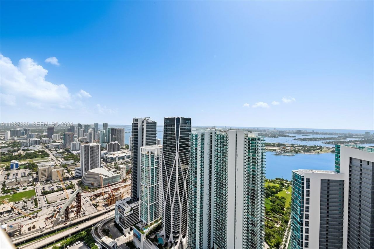 851 NE 1st Ave, Unit PH 5700, Miami, FL 33132 Photo
