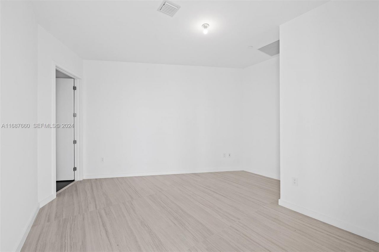 851 NE 1st Ave, Unit PH 5700, Miami, FL 33132 Photo