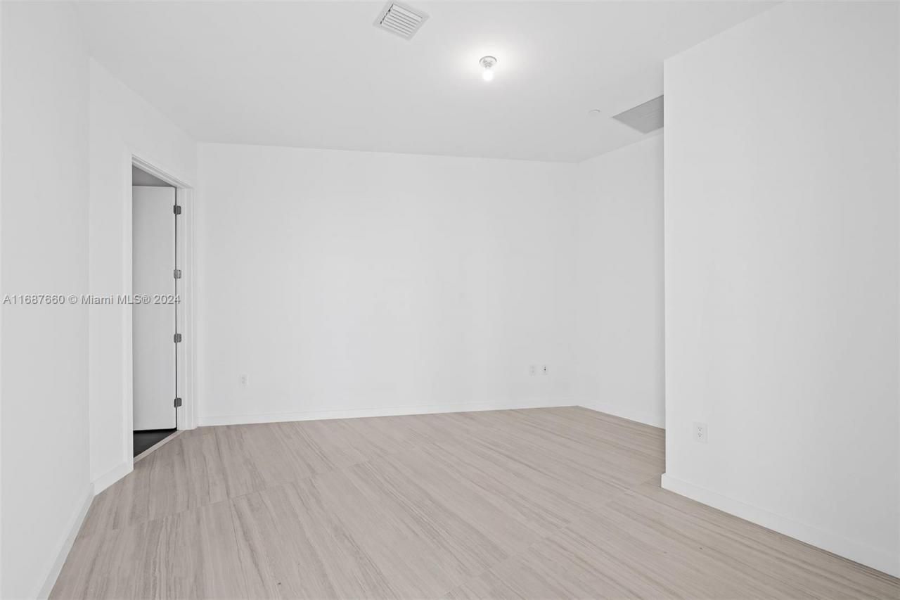 851 NE 1st Ave, Unit PH 5700, Miami, FL 33132 Photo