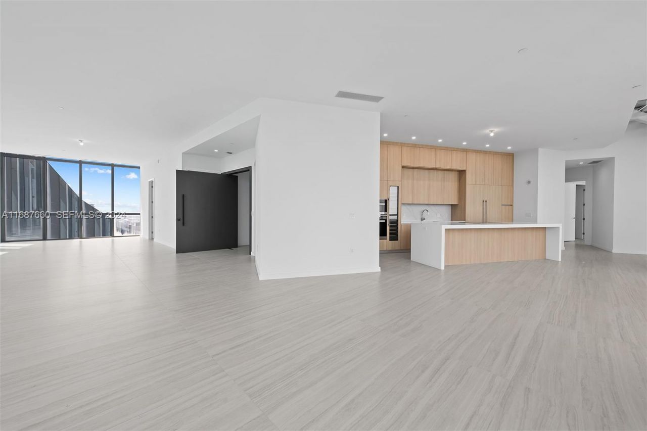 851 NE 1st Ave, Unit PH 5700, Miami, FL 33132 Photo