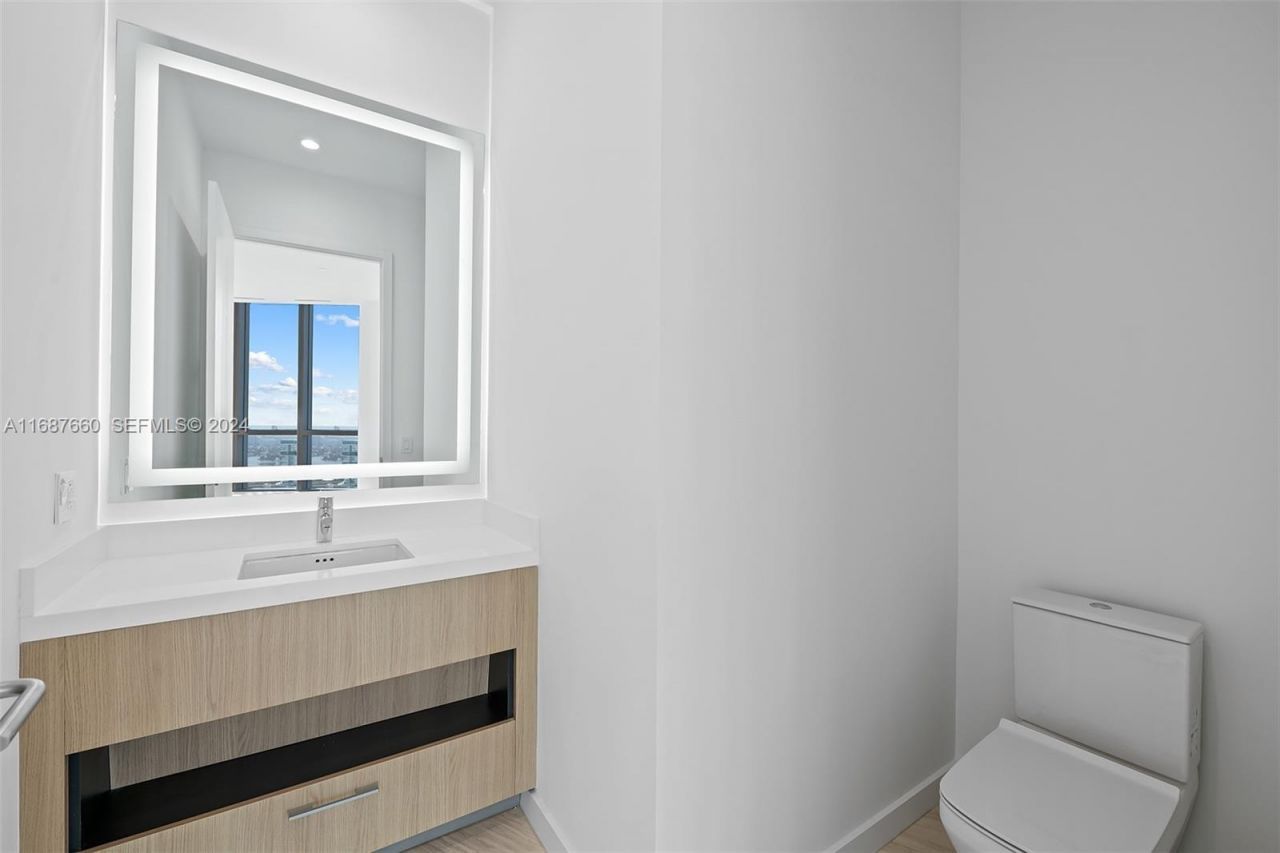 851 NE 1st Ave, Unit PH 5700, Miami, FL 33132 Photo