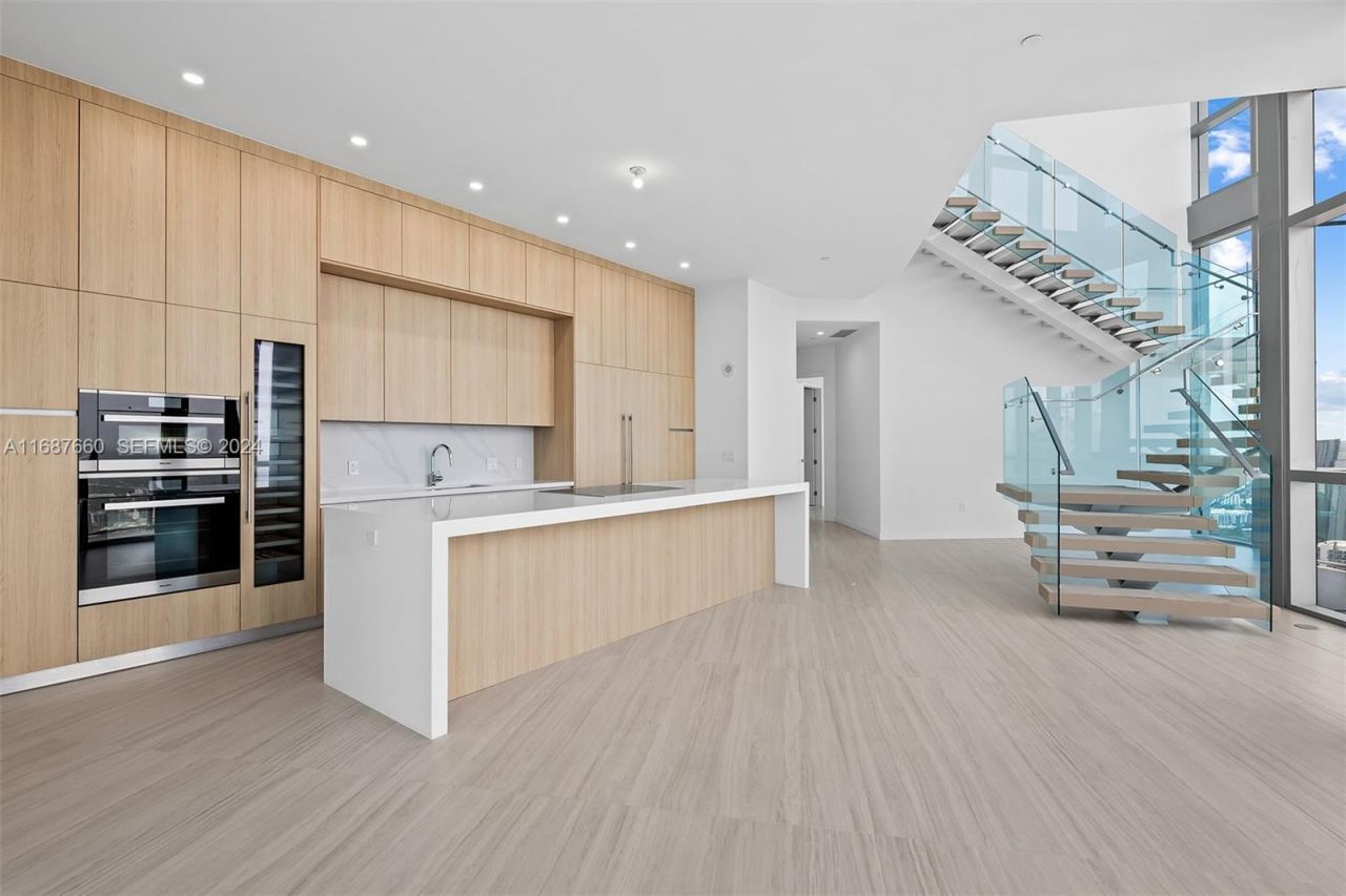 851 NE 1st Ave, Unit PH 5700, Miami, FL 33132 Photo