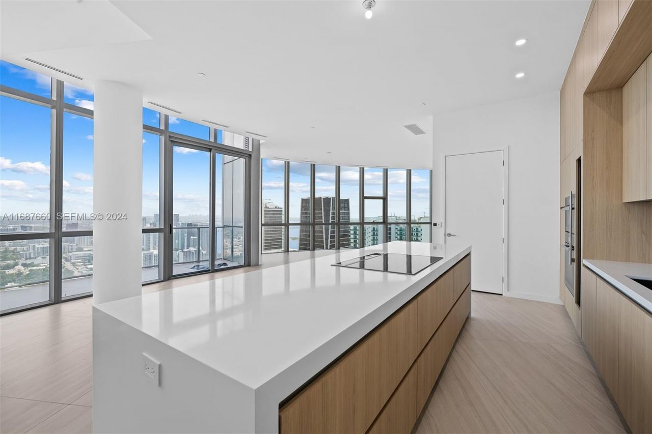 851 NE 1st Ave, Unit PH 5700, Miami, FL 33132 Photo