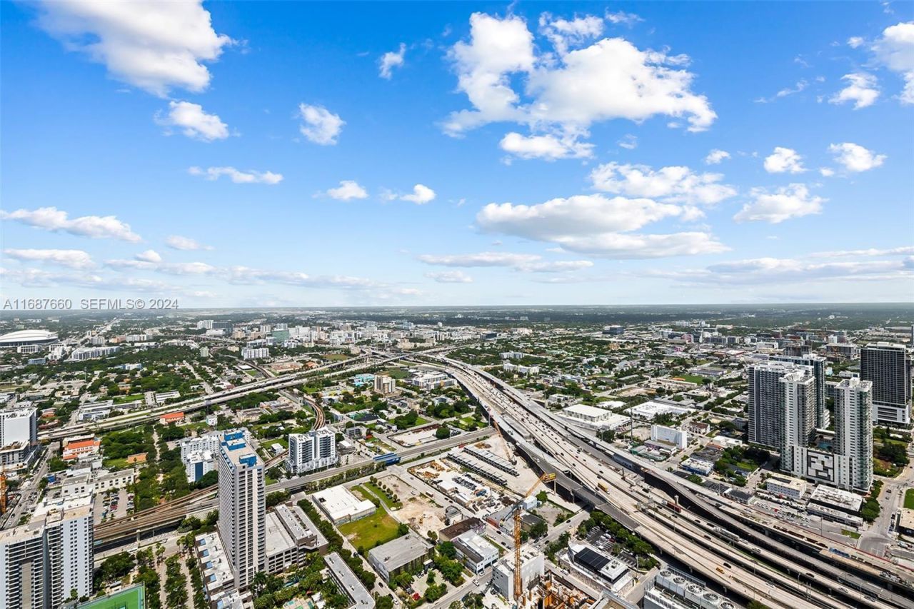 851 NE 1st Ave, Unit PH 5700, Miami, FL 33132 Photo