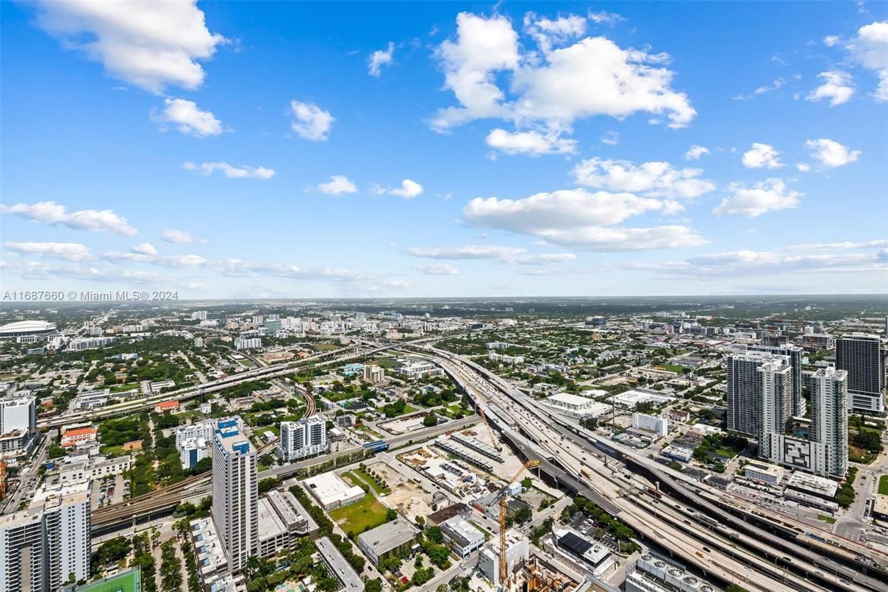 851 NE 1st Ave, Unit PH 5700, Miami, FL 33132 Photo