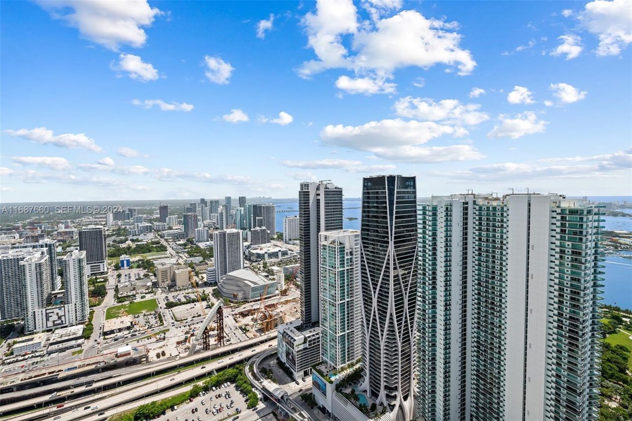 851 NE 1st Ave, Unit PH 5700, Miami, FL 33132 Photo