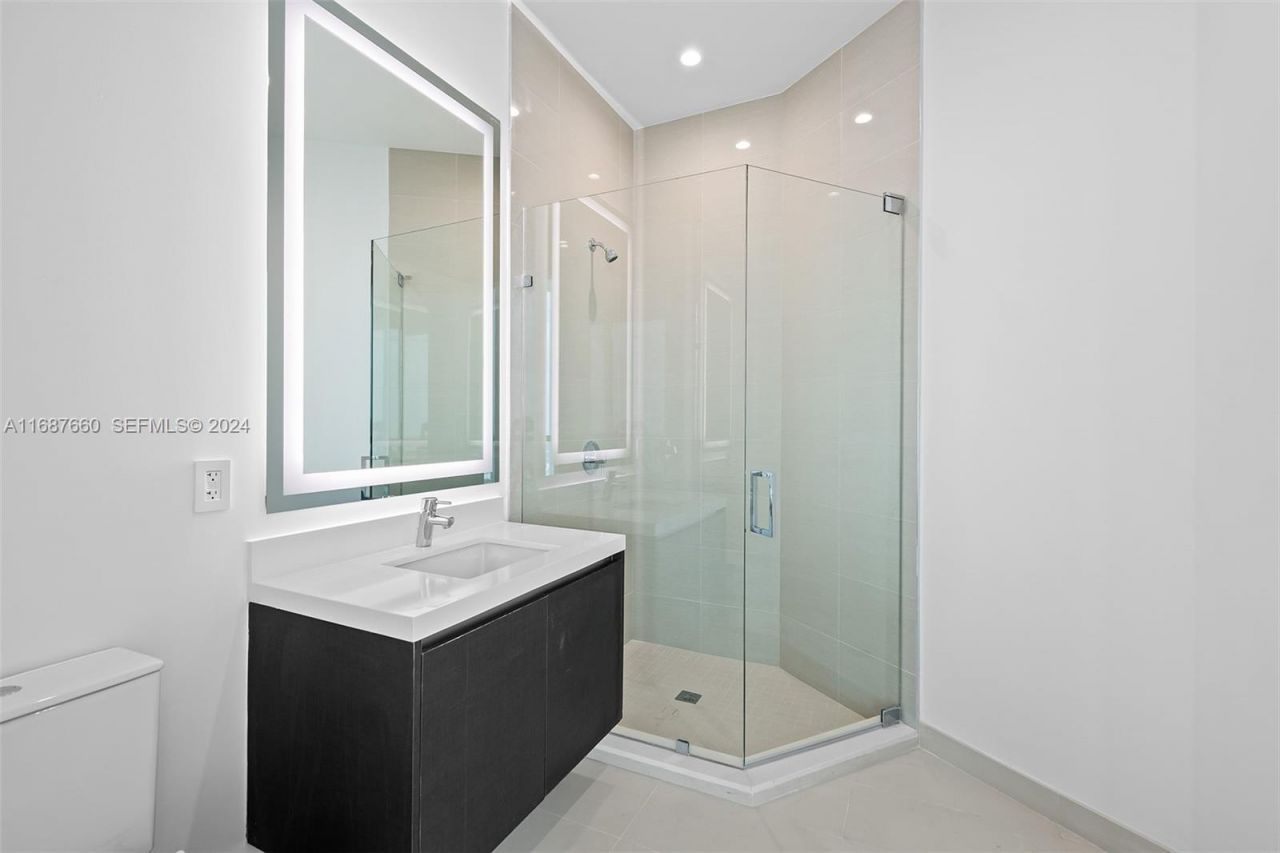 851 NE 1st Ave, Unit PH 5700, Miami, FL 33132 Photo