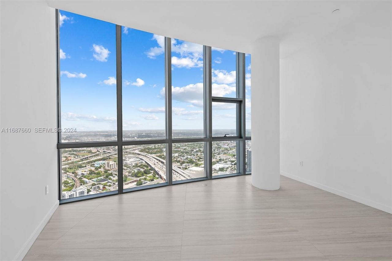 851 NE 1st Ave, Unit PH 5700, Miami, FL 33132 Photo