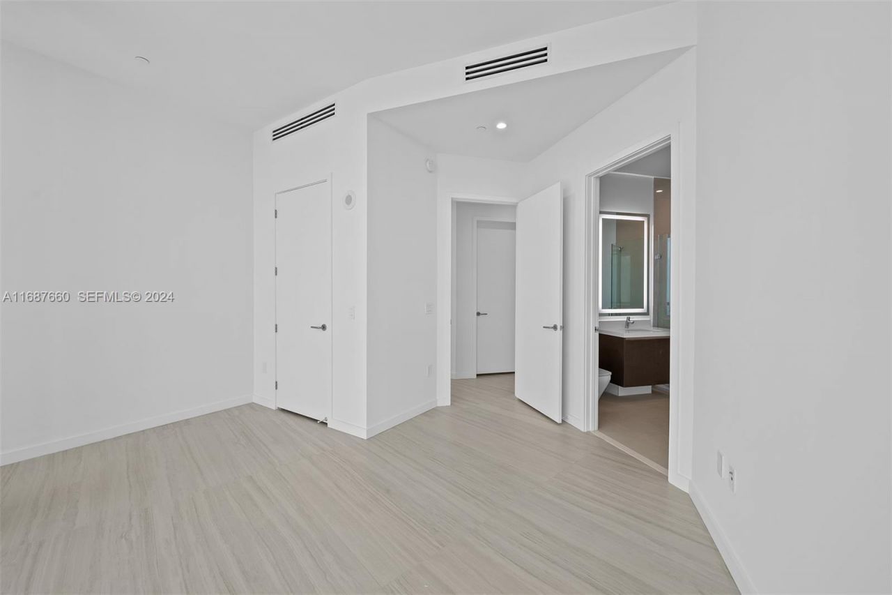 851 NE 1st Ave, Unit PH 5700, Miami, FL 33132 Photo